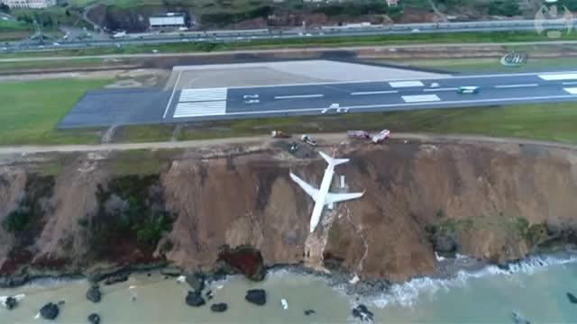 Footage shows plane stuck on cliff edge after skidding off runway in Turkey