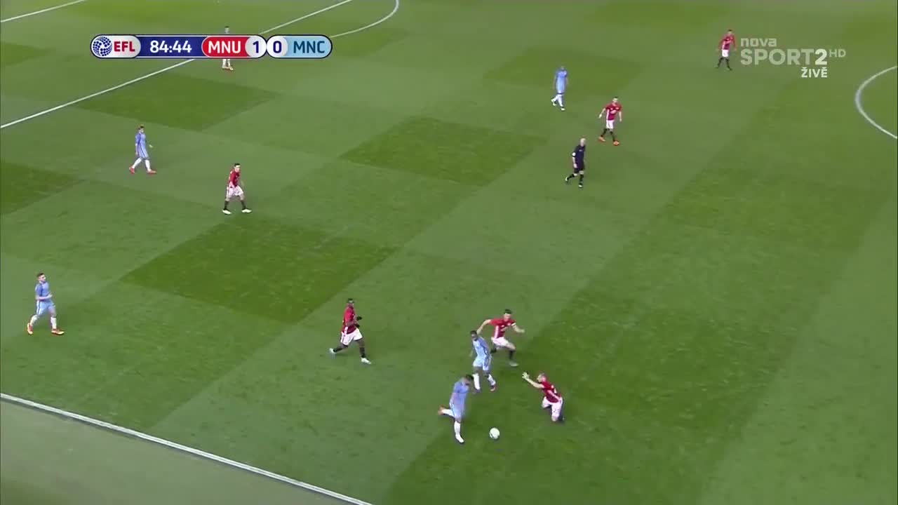 Michael Carrick outpacing Sergio Aguero