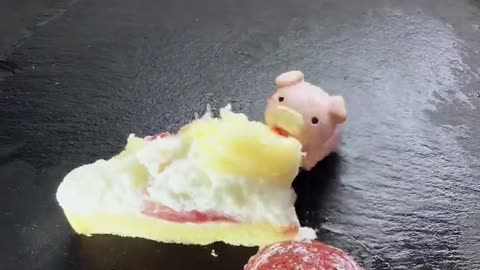 The little pig eats the cake