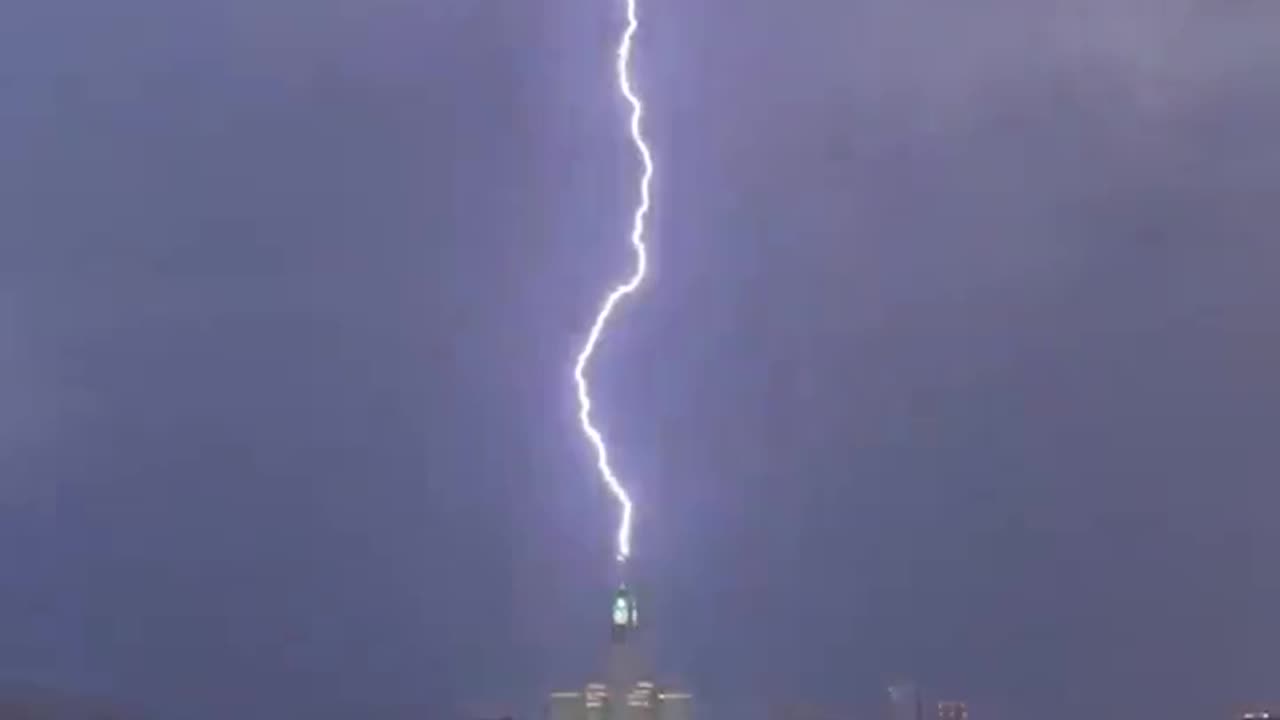 VIDEO: Lightning strikes Clock Tower in Makkah, heavy rain brings down temperature