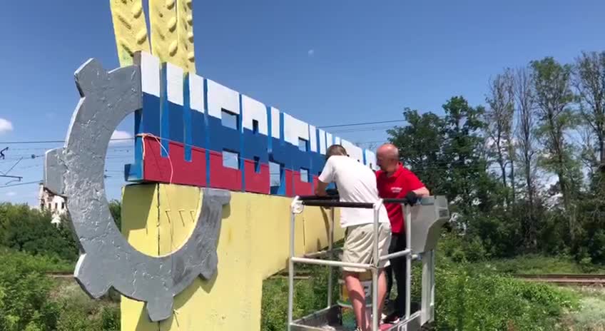 Obyvatelé obce Ševčenkovo v Charkovské oblasti přemalovali vstupní stélu