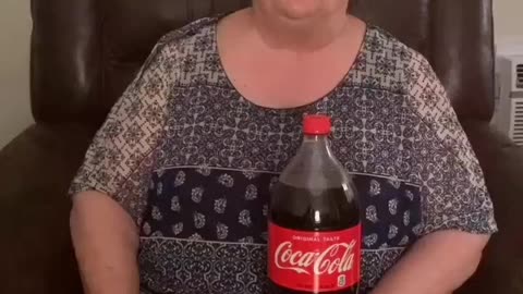 Women doesn’t believe in Coke/Mentos Challenge