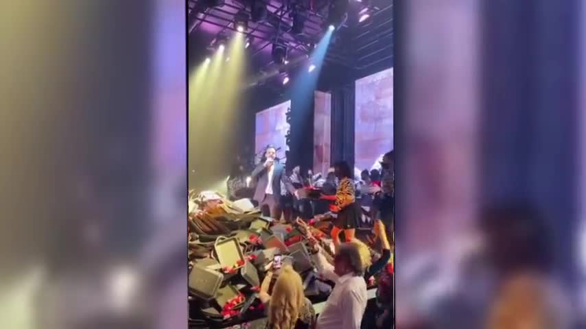 ΠΟΙΟΣ ΠΟΛΕΜΟΣ?ΣΤΗΝ ΕΛΛΑΔΑ ΛΟΥΛΟΥΔΙΑ ΣΤΟΝ ΑΡΓΥΡΟ.