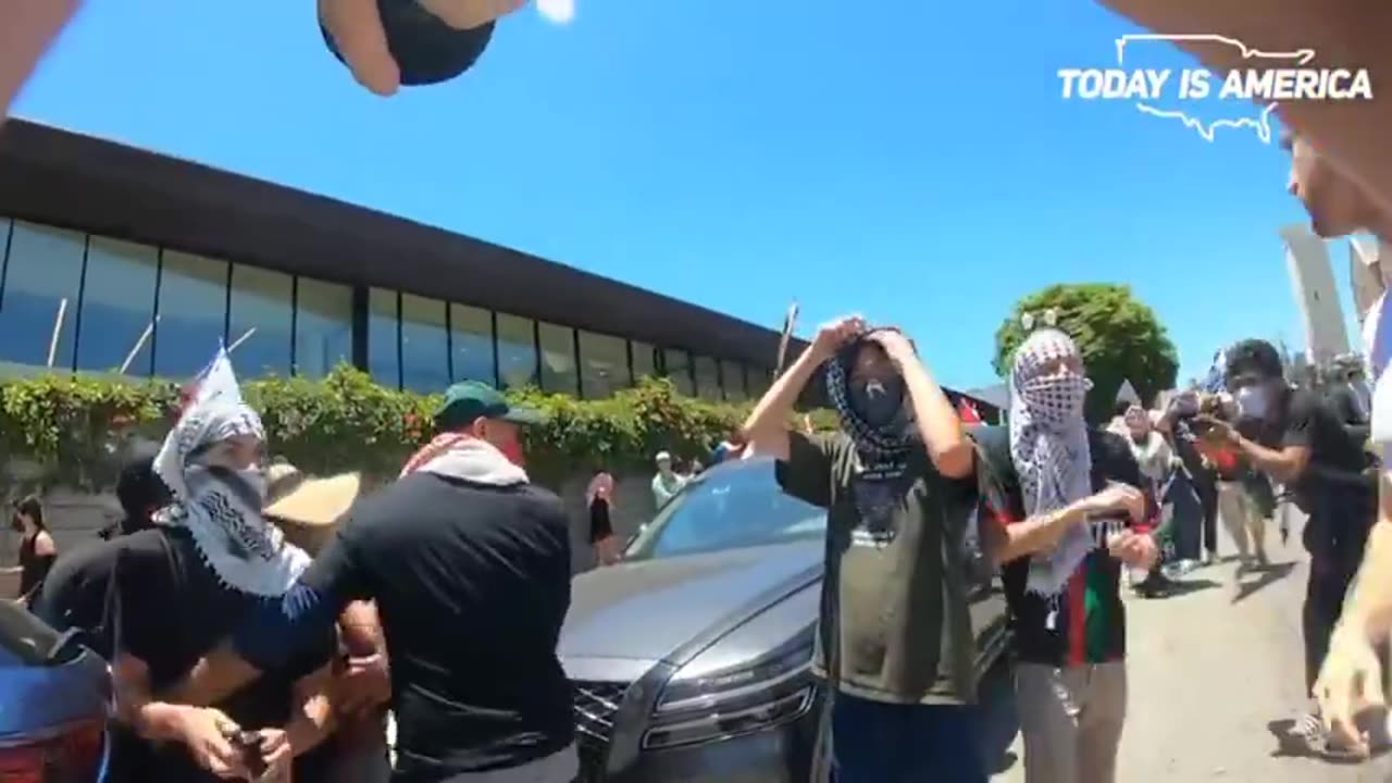 CHAOS ERUPTS AS JEWS AND PRO-PALESTINIANS FIGHT OUTSIDE A SYNAGOGUE IN LA...⚡