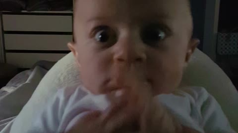 Daddy's roar hilariously startles baby