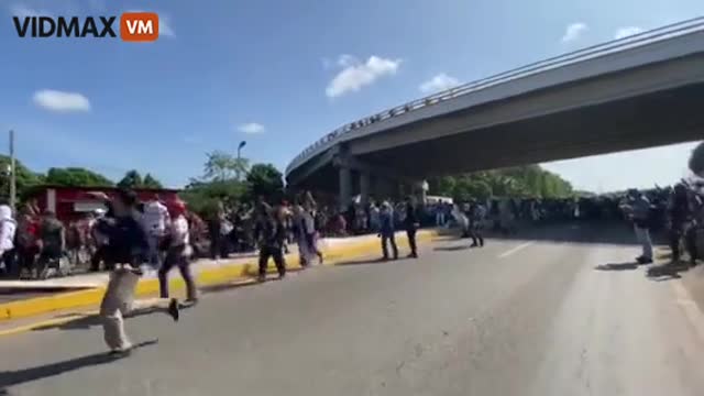 MASSIVE Illegal Immigrant Zombie Horde Barrels Right Through Mexican Forces, Heads Towards America