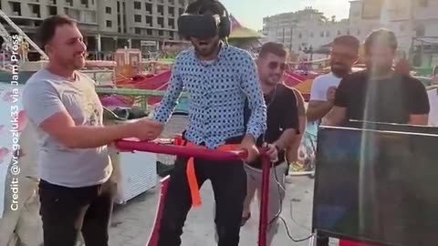 🤭Hilarious clip of man trying VR goes viral – with panicked user screaming at life-like game
