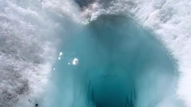 Don’tfallinthismassiveicetunnelinAlaska!It’sonaverylargeglacier