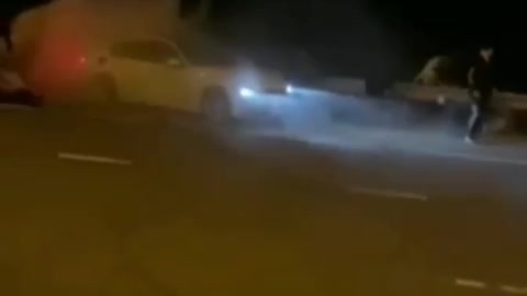 ΑΥΤΟΚΙΝΗΤΟ ΕΠΕΣΕ ΠΑΝΩ ΣΕ ΡΩΣΟΥΣ ΠΟΛΙΤΕΣ