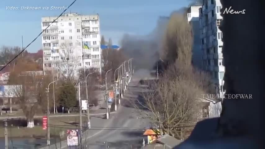 Heavy artillery strikes buildings in Borodyanka, northwest of Kiev