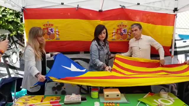 La número dos de VOX al 26M corta la estrella de la Estelada separatista "por una Tarrasa de todos"