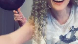 Получила сковородкой