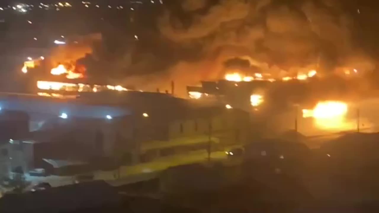 🔥👀 In Novosibirsk, not just an ordinary warehouse burned down, but a military