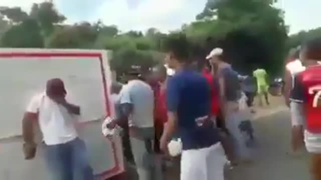 Video: Saquean furgón que se volcó en la Vía del Mar