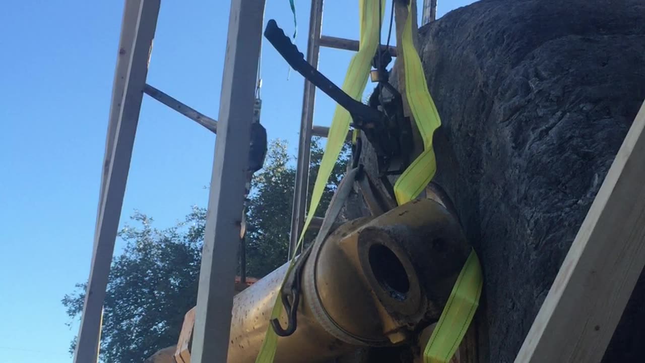 Step2 Removing tilt cylinder from Cat 988b wheel loader