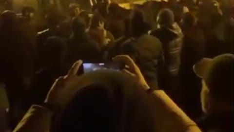 Силовики пытаются удерживать возможные места прорыва митингующих внутрь периметра оцепления.