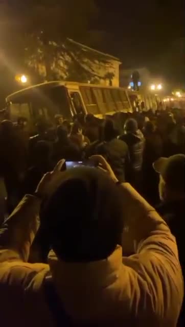 Силовики пытаются удерживать возможные места прорыва митингующих внутрь периметра оцепления.