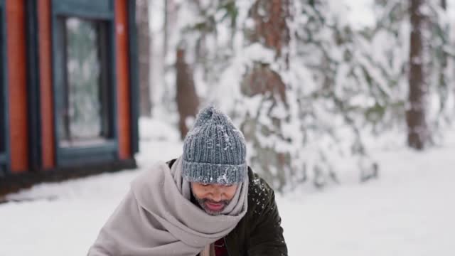 Watch this dog playing in the snow