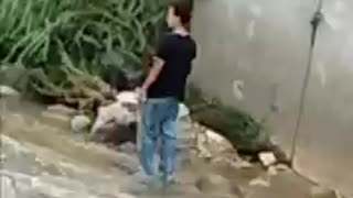 Video: Lo agarraron robando y lo tiraron a una quebrada