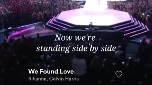 RIHANNA ON STAGE AGAIN PERFORMING