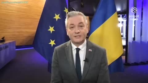 Zboczeniec też chce aresztować Władimira Władimirowicza Putina i jeszcze te dwie flagi za jego głową