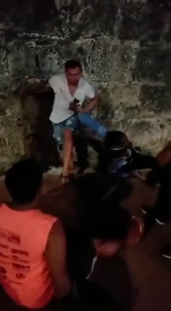 Agentes de tránsito golpean a hombre