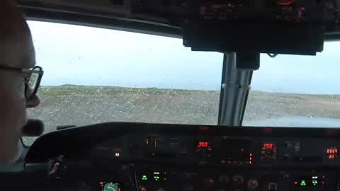 Cockpit view flight onboard a Widerøe Dash 8 !