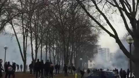 Brutalan okršaj studenata i policije u Francuskoj