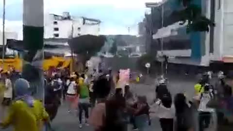 Reportan enfrenamientos en la carrera 27