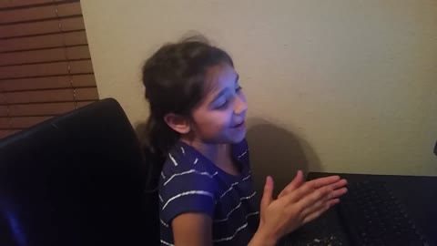 Pequeña niña hace un cover impecable de canción de Elvis