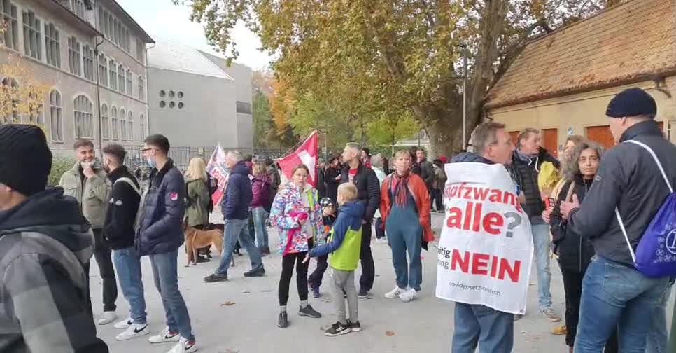 Zürich / Schweiz - Hunderte Corona-Massnahmen Kritiker marschieren durch die Stadt - 30.10.2021