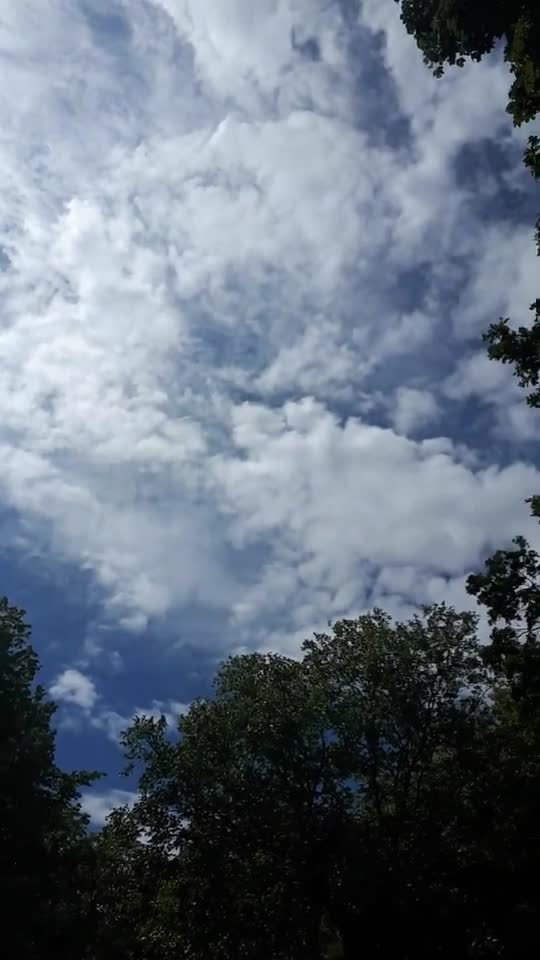 Himmel in Berlin am 22. Mai 2022 so 13 Uhr rum