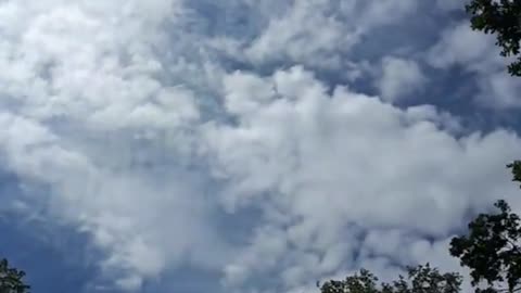 Himmel in Berlin am 22. Mai 2022 so 13 Uhr rum