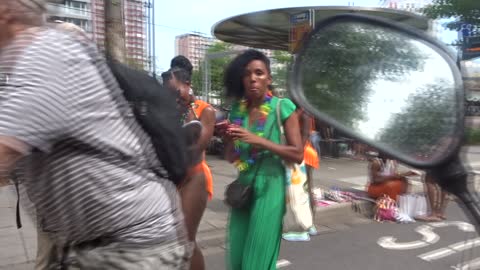 Zomercarnaval Rotterdam, verzamelen op de Blaak, nog even naar de Markthal, ijssie!