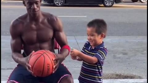 Seeing a scene of love on the street, basketball is a kind of inheritance