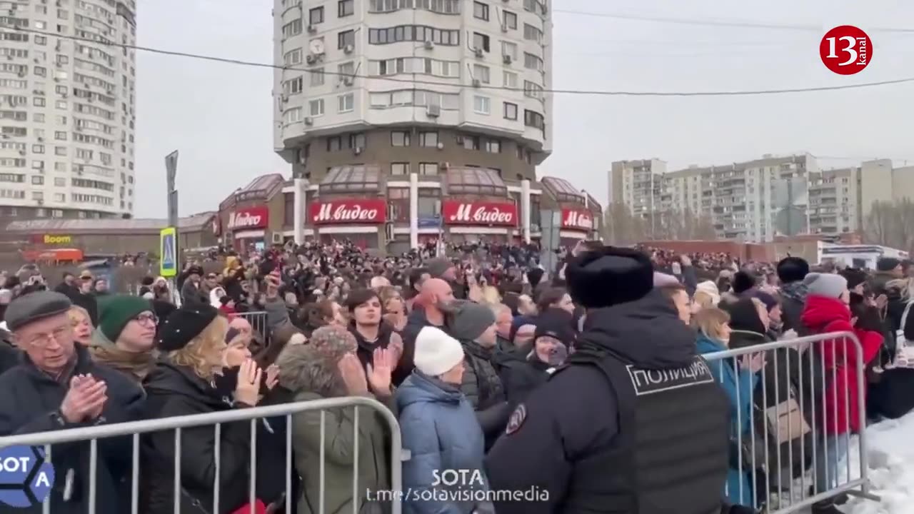 Thousands of people in Russia go to church to say goodbye to Navalny