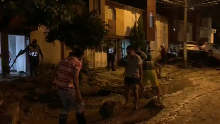 Evacuan barrios de Floridablanca por desbordamiento de una quebrada