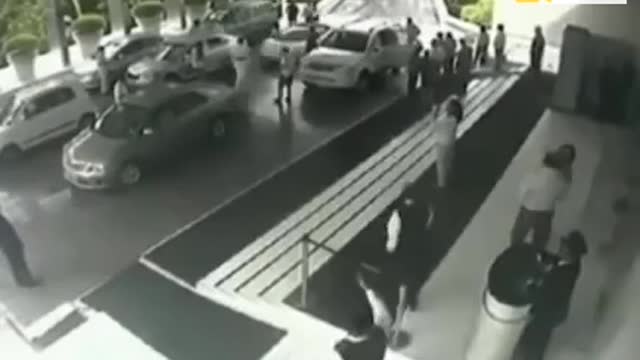 Hotel Valet Crashes Lamborghini.