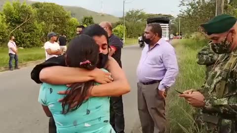 Abrazo de perdón entre la hermana de Juliana y la familia del soldado