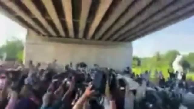 MASSIVE Migrant caravan steamroll over police roadblock in Mexico - Heading for the U.S. 2