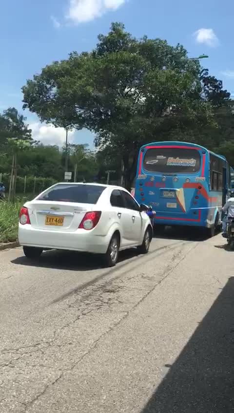 Aparatoso accidente vía Piedecuesta, buseta arrolló cuatro vehículos
