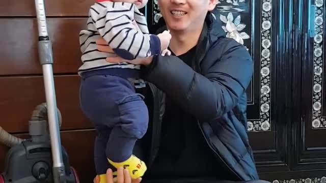 Video to let the baby stand on the hand