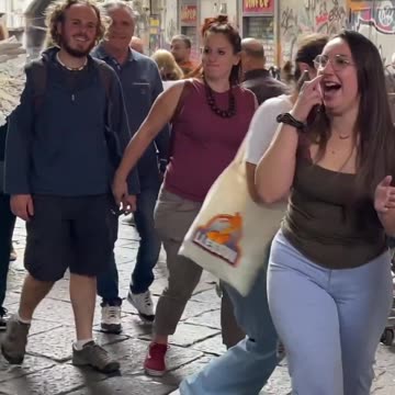 She didn’t expect that 😂💃😂 Statue Prank