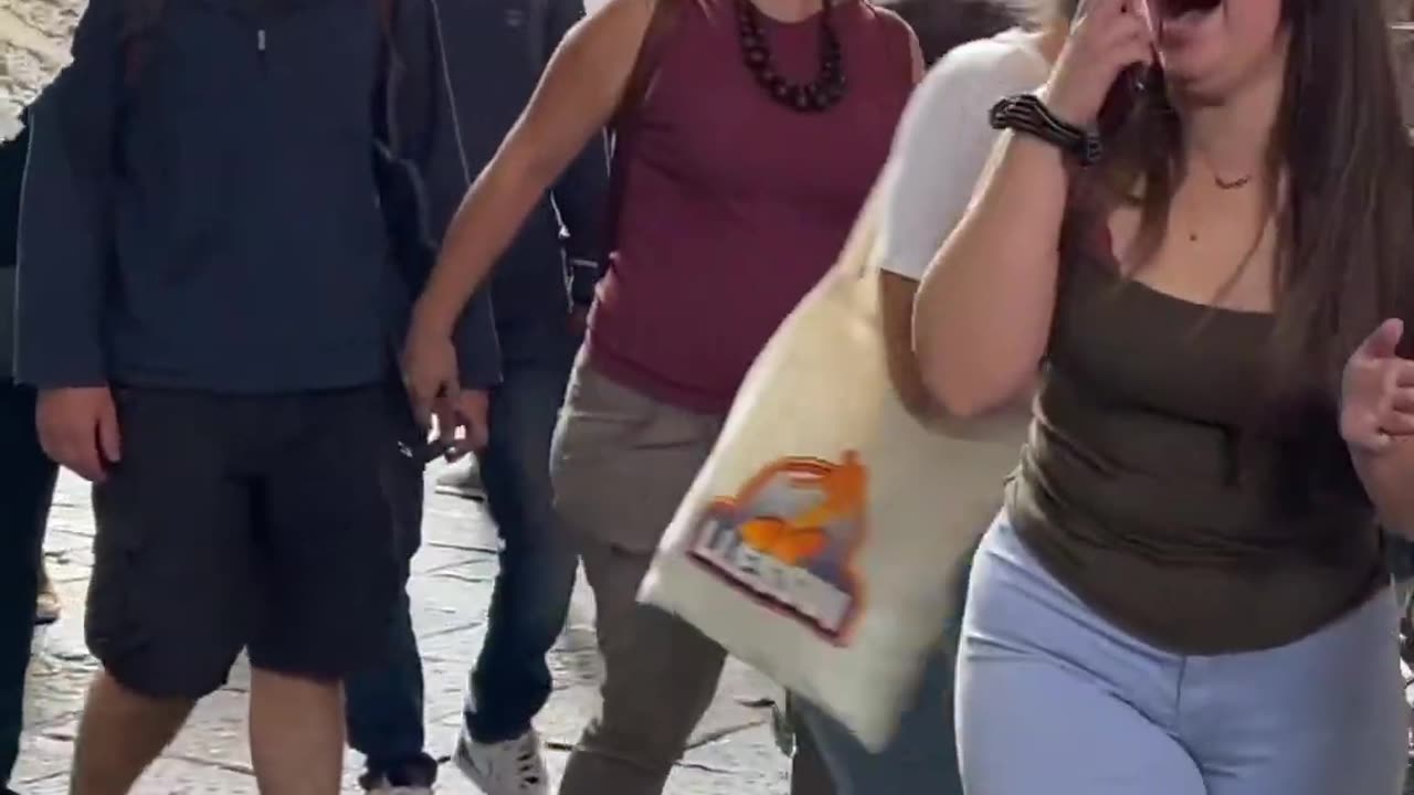 She didn’t expect that 😂💃😂 Statue Prank