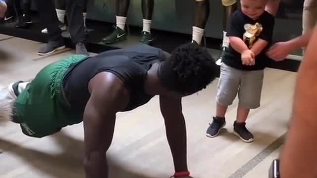 The little man showed him the age with one-armed push-ups