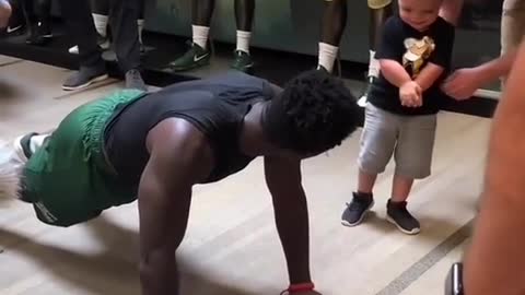 The little man showed him the age with one-armed push-ups