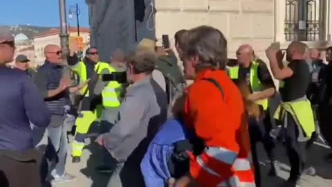 Trieste, 20/10/2021: reporter traditori allontanati dalle piazze.