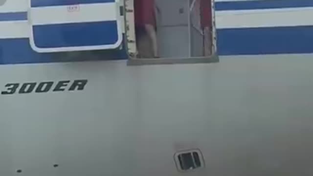 Air hostesses trying to close door 😅