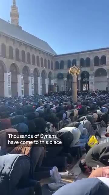 Syrians gather at mosque in Damascus ...