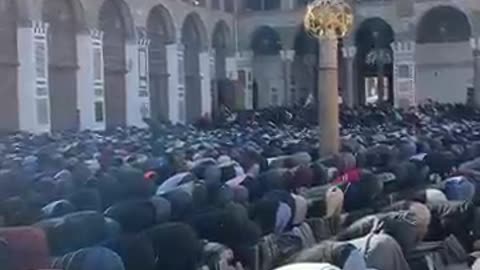 Syrians gather at mosque in Damascus ...